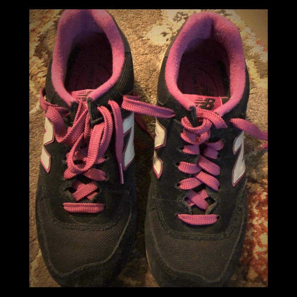 ⭐️2 for 40⭐️ New balance. Retro look..